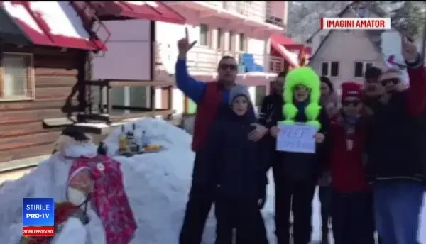 Concurs de oameni de zăpadă, la Straja. Doamna Vasilica vs. Gigel Groparul