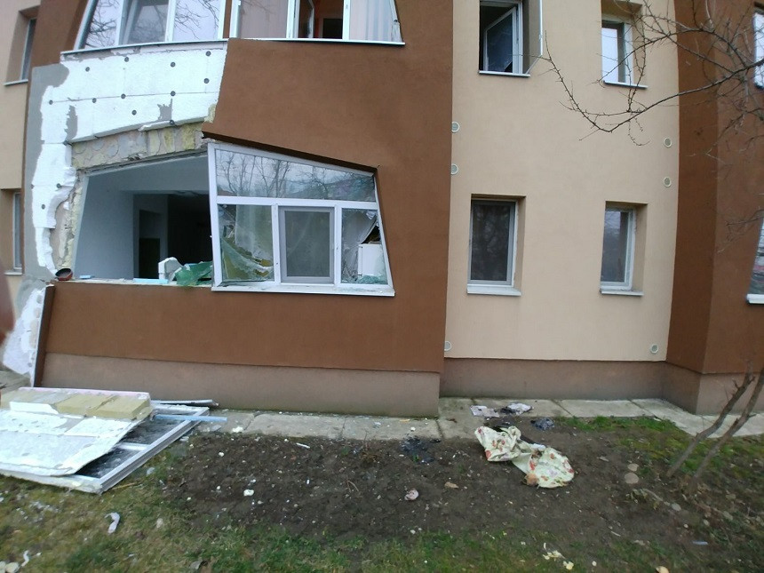 Explozie într-un bloc din Deva. O femeie de 86 de ani a suferit arsuri