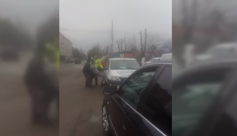Arestare cu scandal în Vrancea. Un tânăr încătușat, băgat cu forța în mașina Poliției. VIDEO
