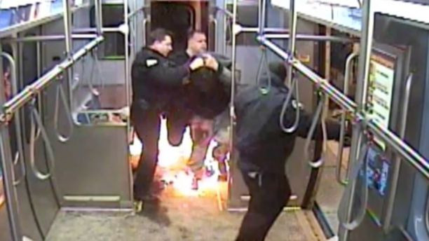 Arestare dramatică într-un metrou din SUA: Un suspect a incendiat un vagon. VIDEO