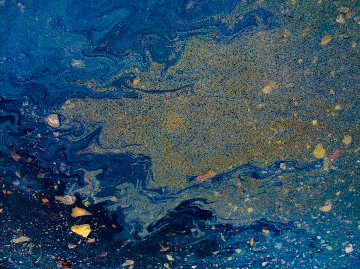 Uleiul uzat, aruncat la canal pentru că nu există niciun plan de colectare. La final ajunge în râuri