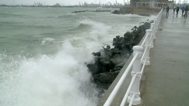 Un nou ciclon se apropie de România. Vântul a trecut deja de 70 km/h