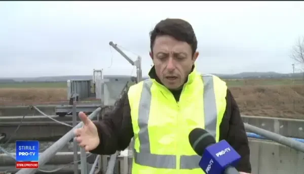 Uleiul uzat, aruncat la canal pentru că nu există niciun plan de colectare. La final ajunge în râuri