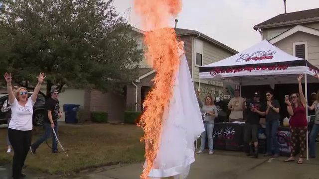 O americancă a dat foc rochiei de mireasă, la o petrecere de divorț