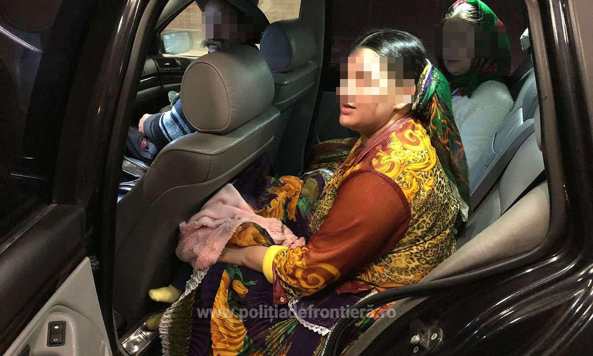 O femeie care își ascundea bebelușul sub fustă a încercat să treacă ilegal frontiera