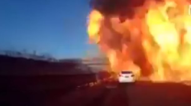 Incendiu pe o șosea din China, după ce o cisternă cu gaz lichefiat s-a răsturnat