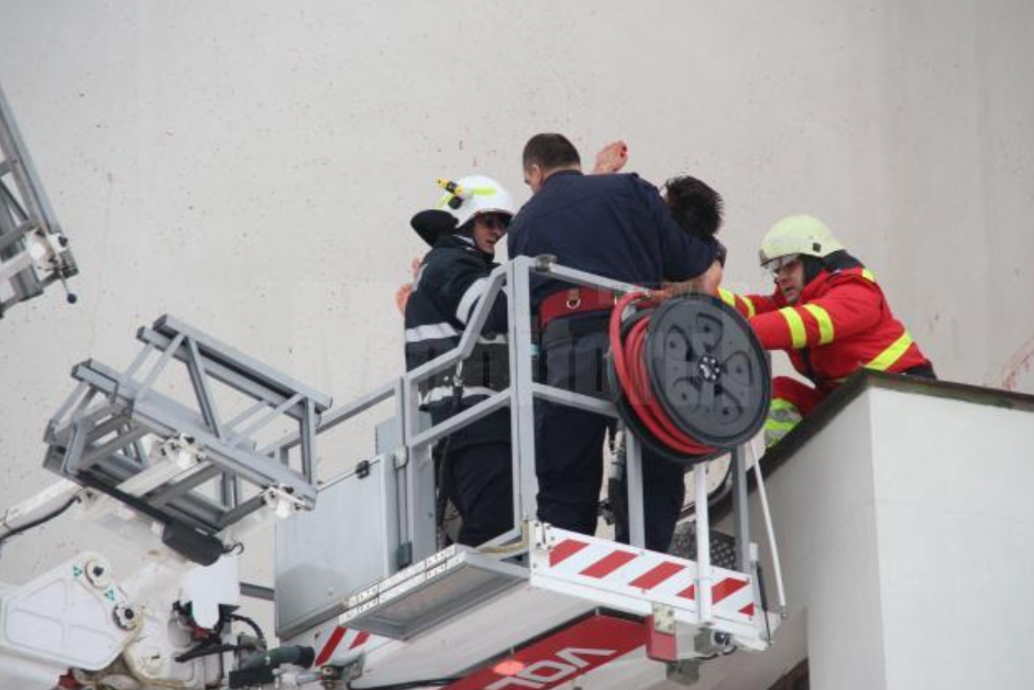 Dezamăgit în dragoste, un tânăr s-a urcat dezbrăcat pe Catedrala Suceava și a ameninţat că se sinucide