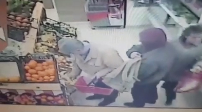Hoț filmat în timp ce fura borseta unui bătrân aflat la cumpărături