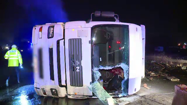 TIR răsturnat pe șoseaua de centură a Capitalei, pe o porțiune de drum slab iluminată