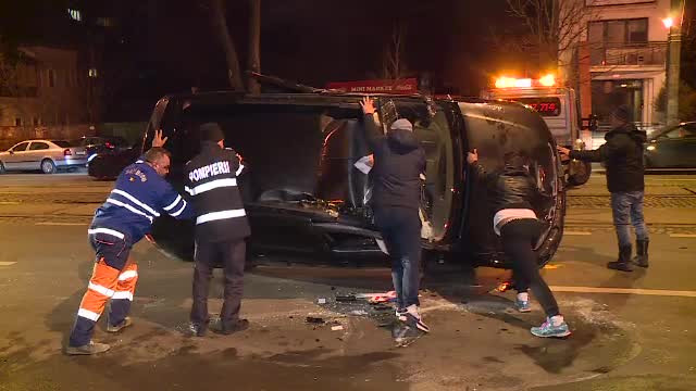 Accident în Capitală. La volan s-ar fi aflat șoferul directorului Poliției Comunitare Sector 3