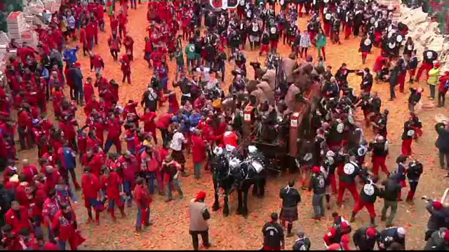 Bătaie cu portocale, într-un oraș din nordul Italiei