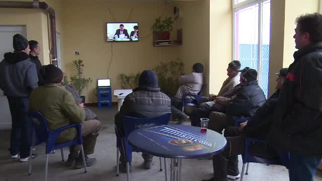 Se strâng zilnic la birt, însă nu pentru a bea. Ce urmăresc la televizor localnicii din Răcari