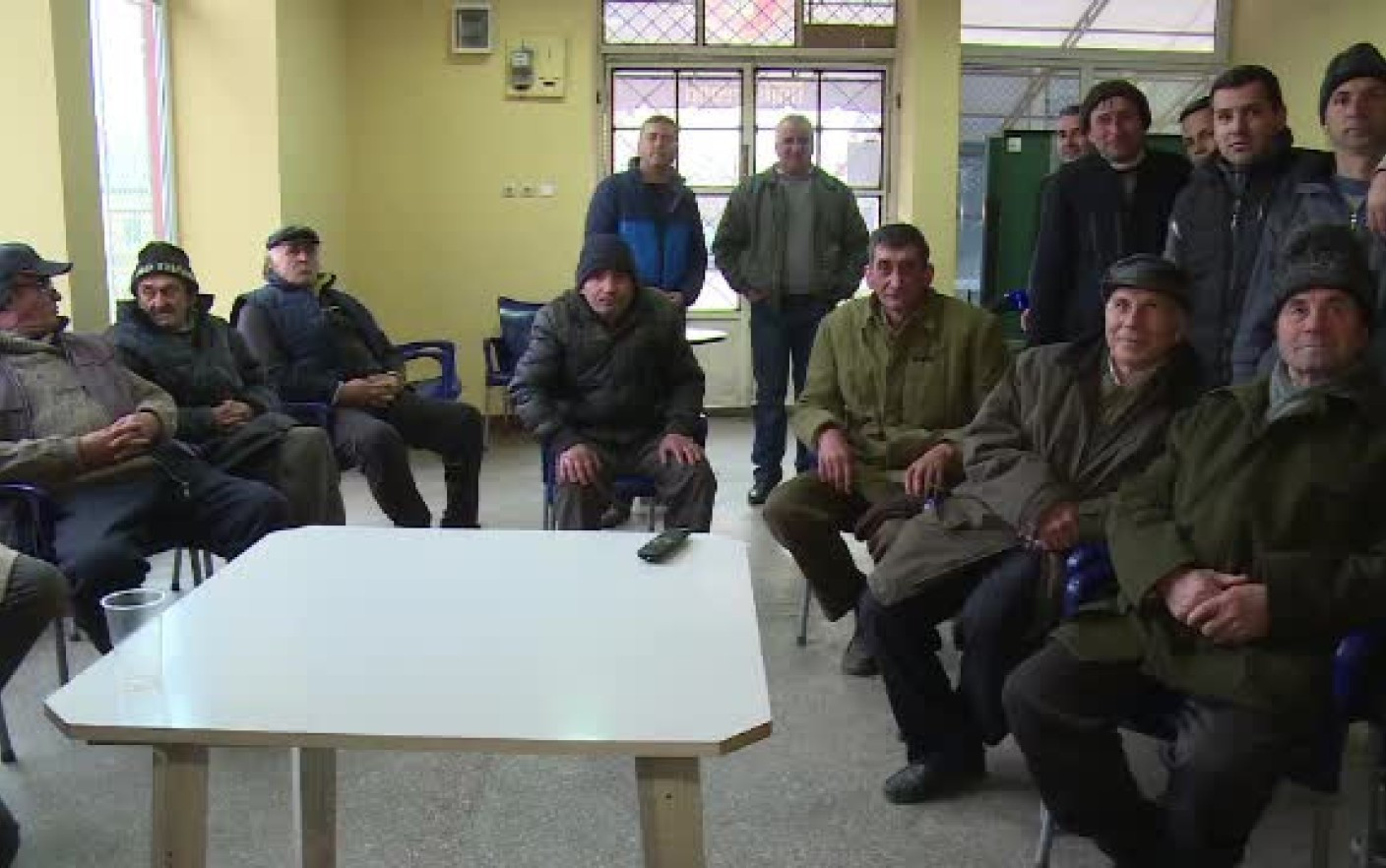 Se strâng zilnic la birt, însă nu pentru a bea. Ce urmăresc la televizor localnicii din Răcari