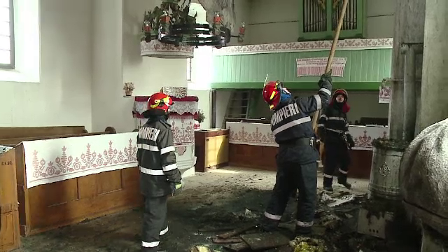 O biserică reformată din Răscruci, monument istoric, mistuită de flăcări