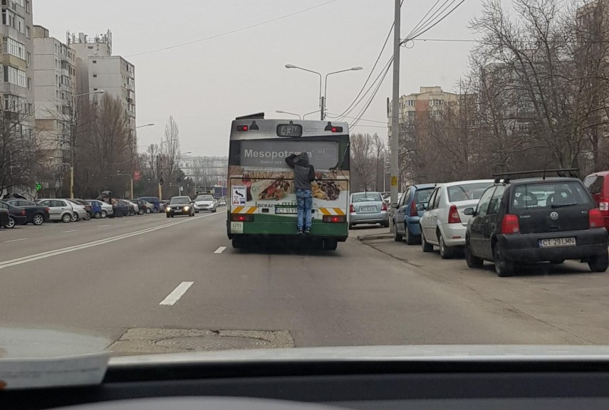 Călătorie periculoasă cu autobuzul pentru un tânăr din Constanța. Imaginile au fost surprinse de un șofer