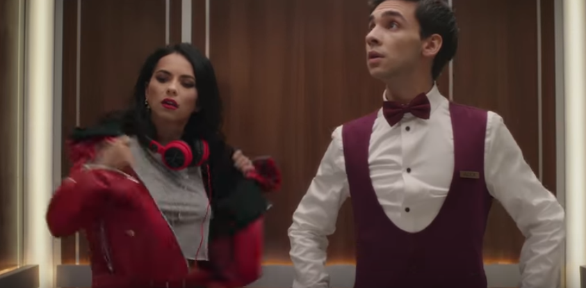 Cine este tânărul care apare alături de Inna în cea mai recentă reclamă Coca-Cola