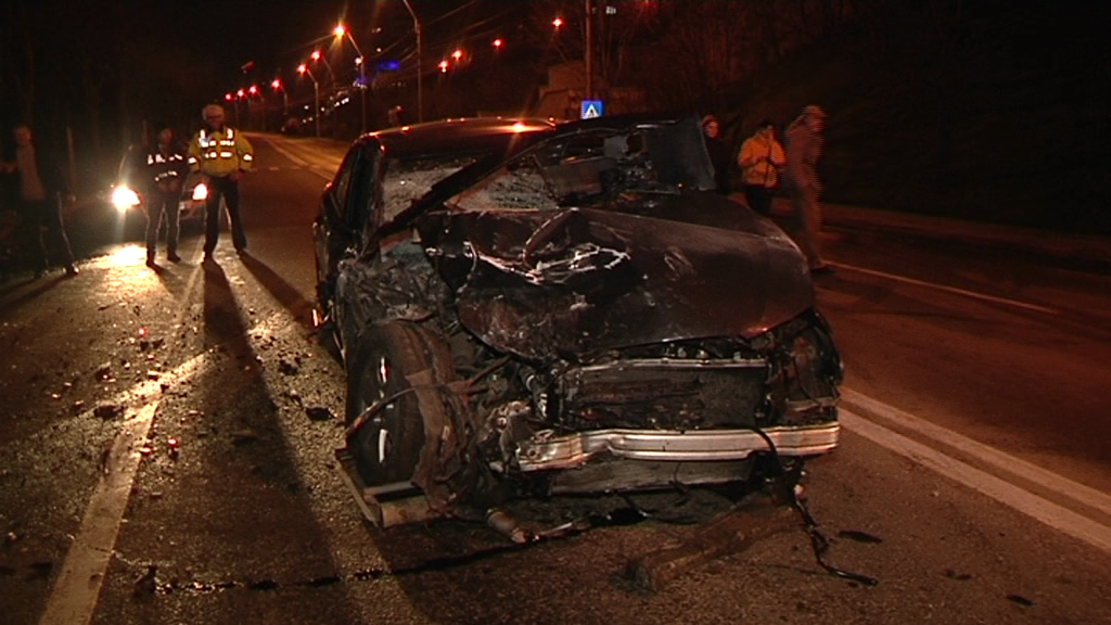 A furat mașina unchiului și a pornit într-o cursă nebună prin oraș, fără să aibă permis