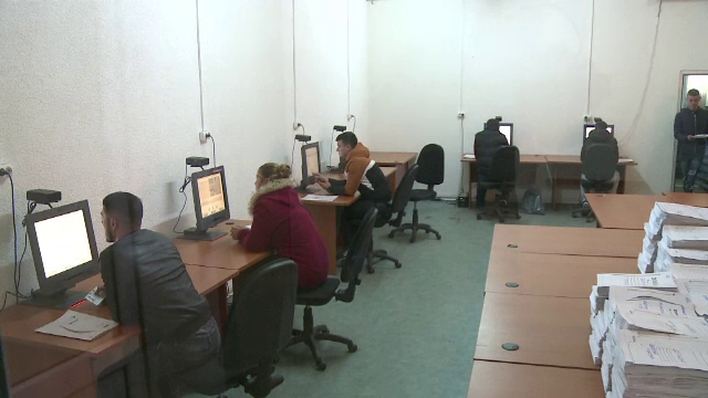 Viitorii șoferi, obligați să aștepte luni de zile până la proba de traseu