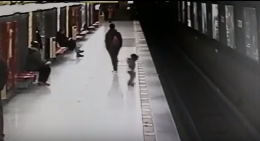 Copil de doi ani, salvat după ce a căzut pe șinele de metrou într-o stație din Milano