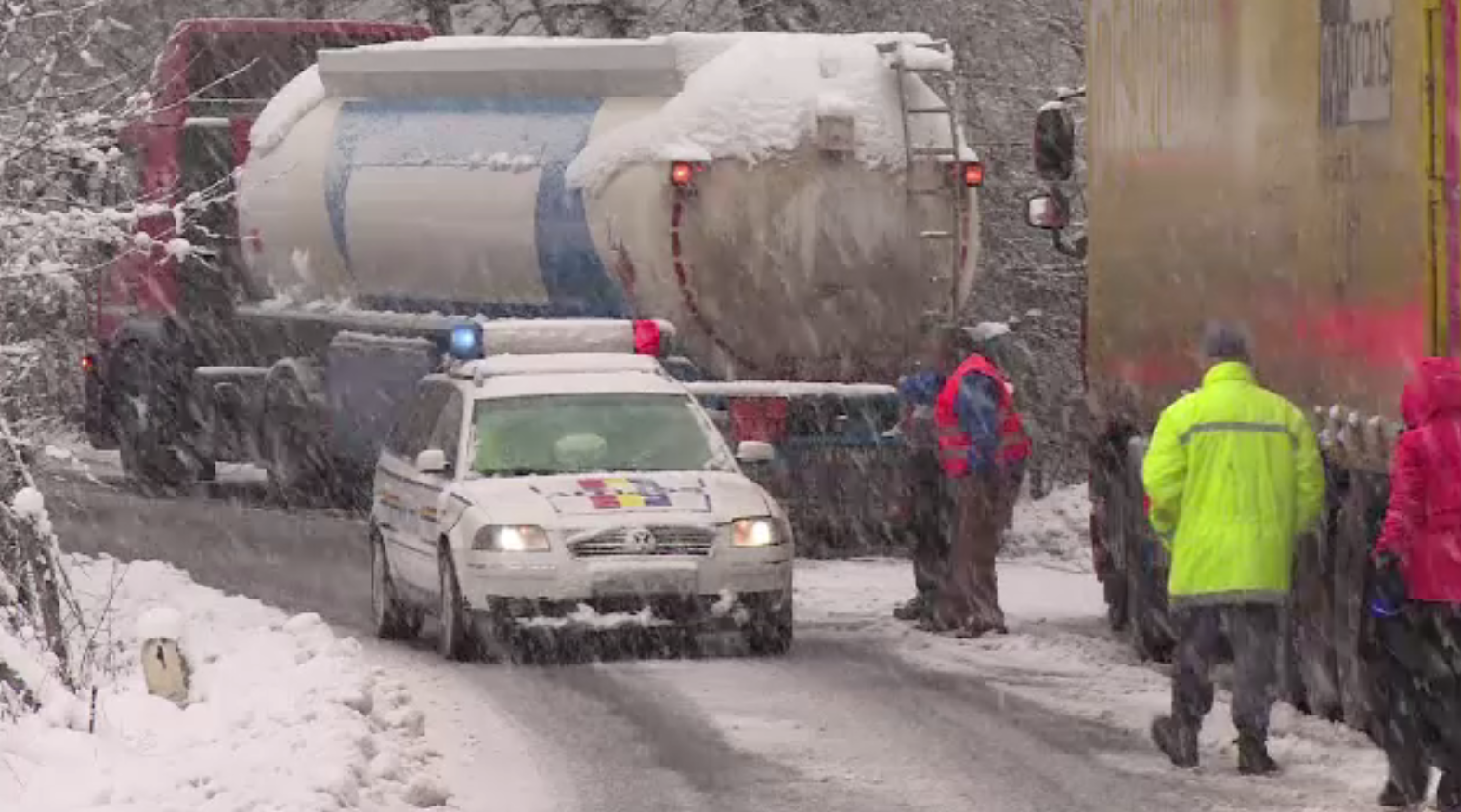 Ninsori abundente în 13 județe. Zeci de mașini au rămas blocate pe șosele