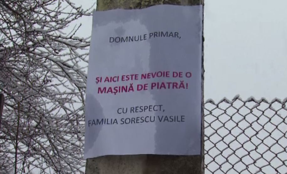 Sătui să trăiască la fel ca în Evul Mediu, au pus mesaje pentru primar în comună. Reacția edilului