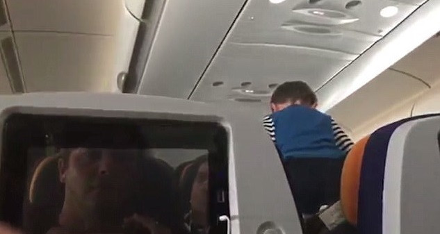 Pasageri traumatizați de țipetele unui copil de 3 ani pe durata unui zbor de 8 ore. ”Chemați un exorcist”