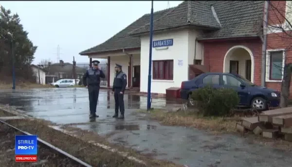 Cale ferată blocată ore întregi în Gorj. CFR a chemat poliţia ca să se apere de pasagerii nervoşi