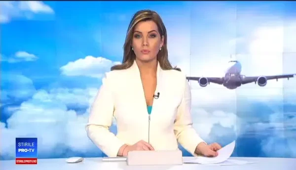 Momente de groază pentru pasageri: învelișul metalic al unui motor s-a desprins