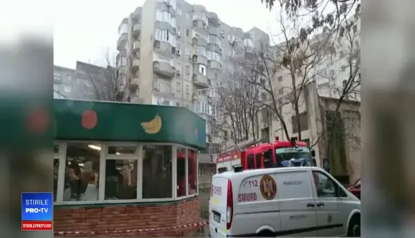 O femeie care amenința că se aruncă de la etajul 6, salvată după 12 ore: I-a distras atenția și a împins-o în interior