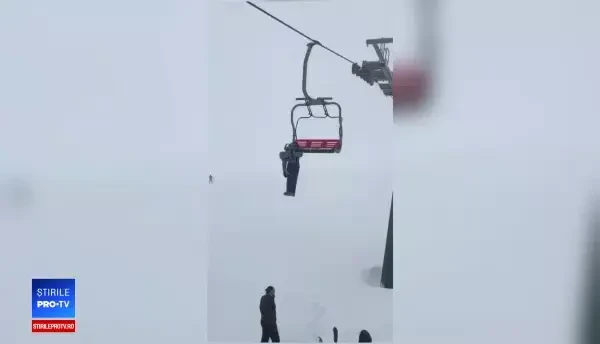 O tânără a rămas agățată de telescaun, după ce a încălcat regulile de pe pârtie