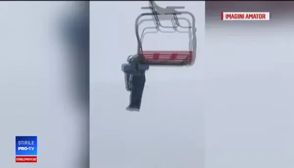 O tânără a rămas agățată de telescaun, după ce a încălcat regulile de pe pârtie