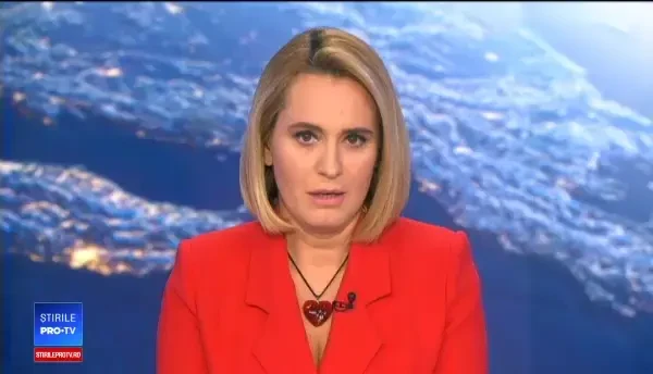 Momente de groază pentru pasageri: învelișul metalic al unui motor s-a desprins