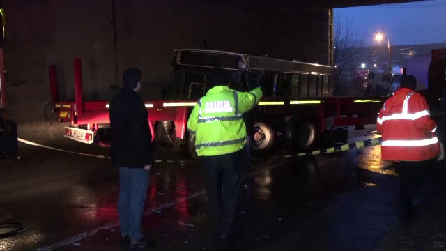 Accident grav în Galați: Un autobuz plin cu pasageri, izbit de remorca unui camion: 5 răniți