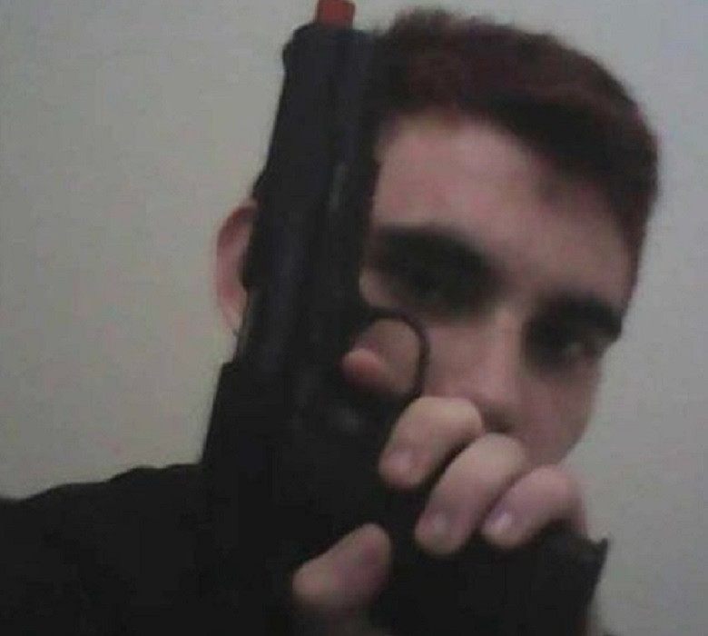 Cine este autorul atacului cu 17 morţi din Florida. "Mulţi au prezis că va păta cu sânge liceul"