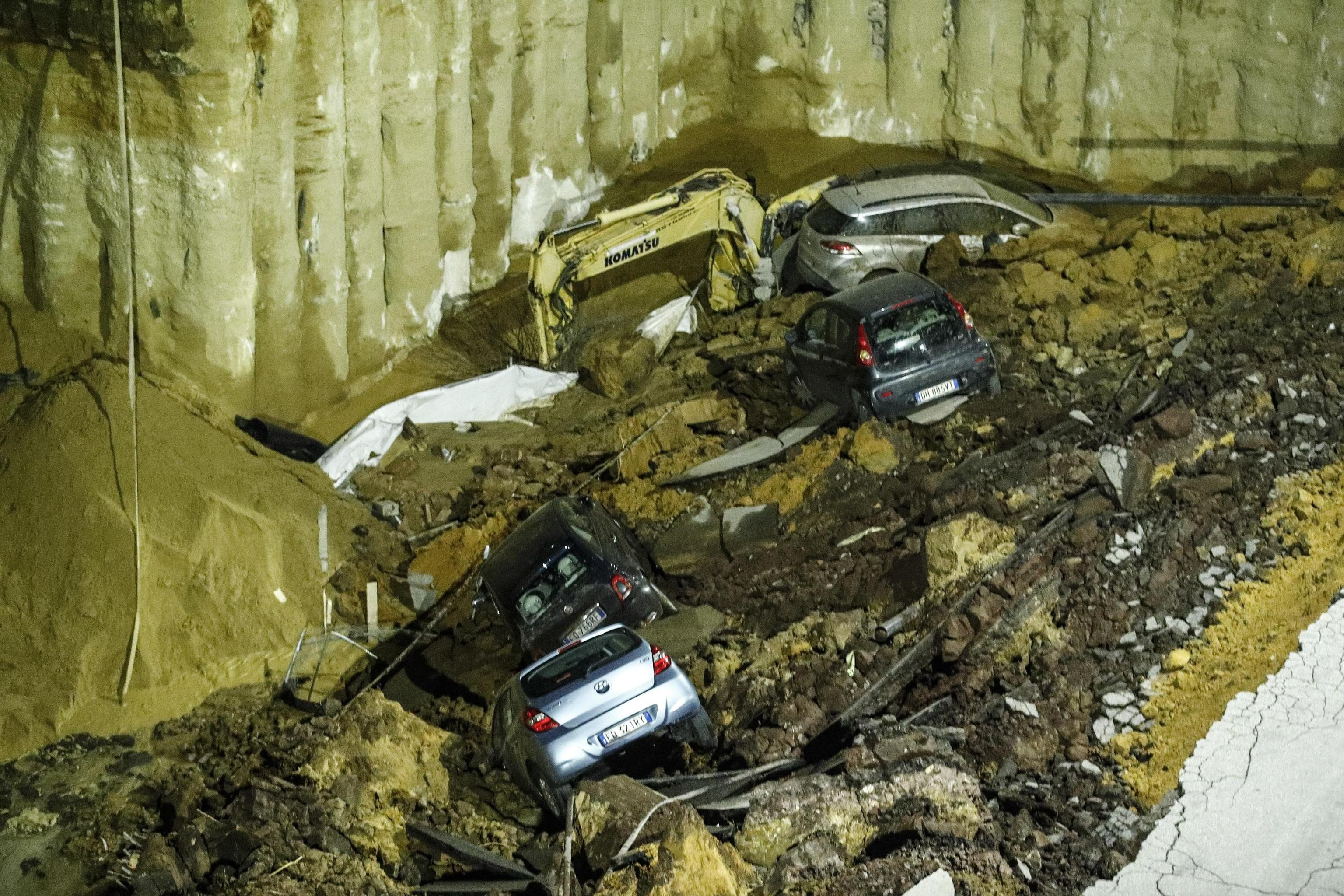 7 maşini &icirc;nghiţite de o groapă uriaşă care a apărut &icirc;n Roma