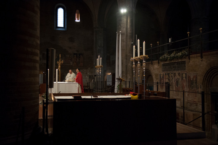 Pedeapsa primită de un preot care făcea orgii. Ar fi avut o relaţie cu o prezentatoare