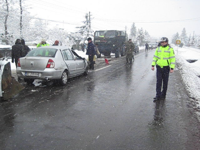 Un autoturism s-a izbit frontal cu un camion militar: 2 răniți. VIDEO