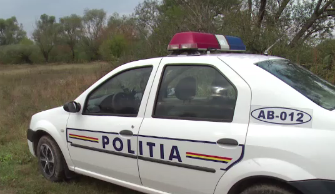 Cadavrul unei femei în stare de putrefacție, zărit de un trecător pe malul unui râu
