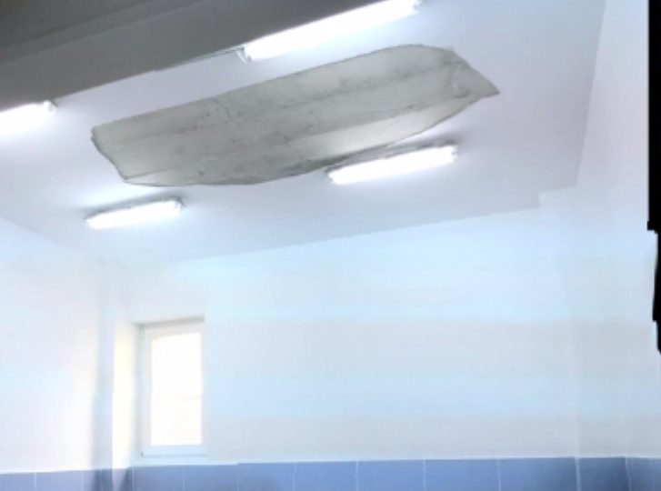 O bucată din tavanul unei grădinițe din Arad a căzut după inaugurare