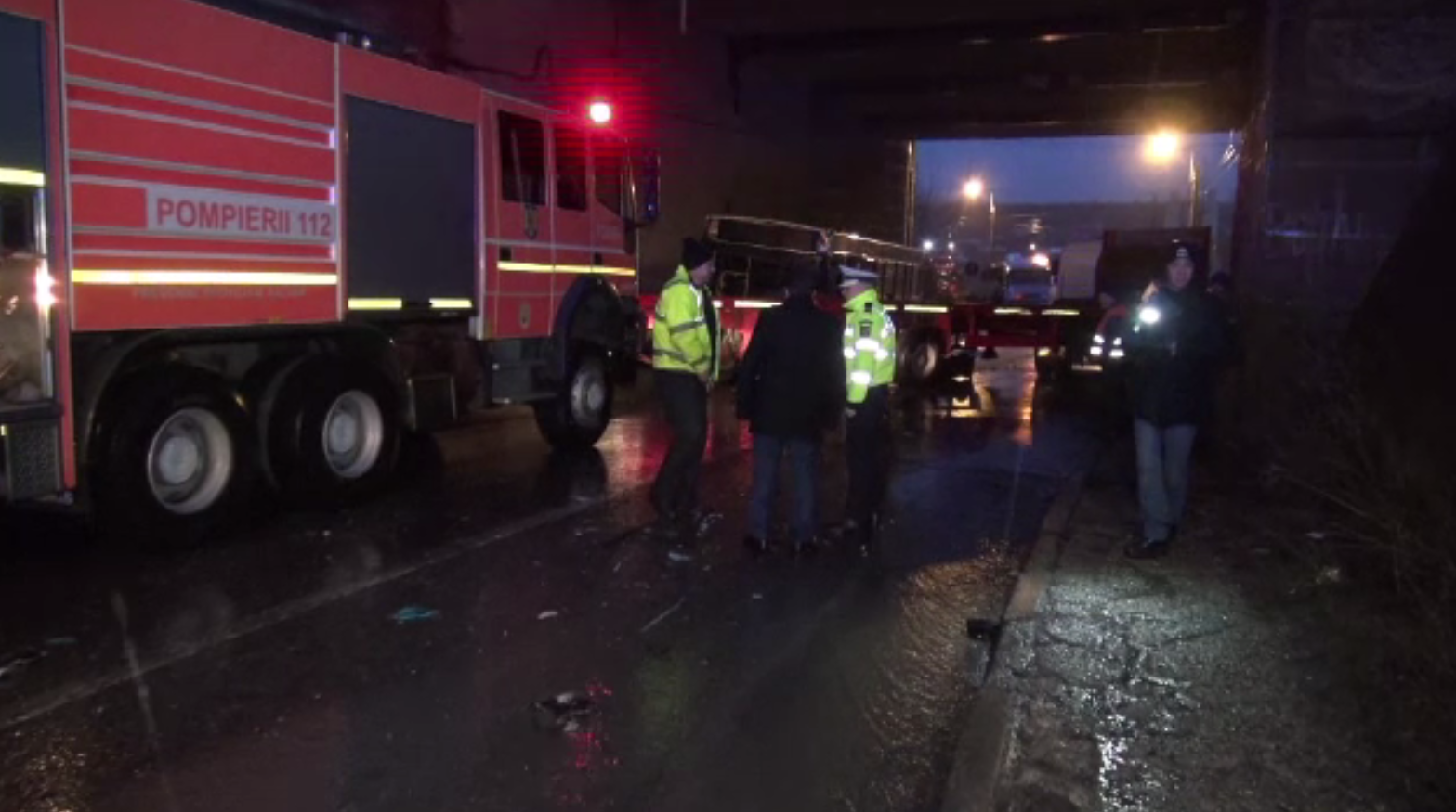 Autobuz plin cu pasageri, lovit puternic de remorca unui camion: 6 răniți