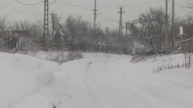 Probleme mari în zonele afectate de ninsori. Două persoane au murit înghețate