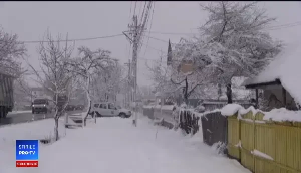 Moldova, afectată de ninsorile abundente. Un bărbat din Vrancea a murit din cauza hipotermiei