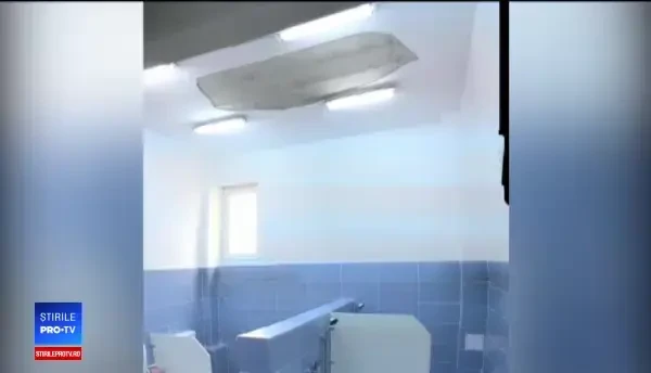 O bucată din tavanul unei grădinițe din Arad a căzut după inaugurare