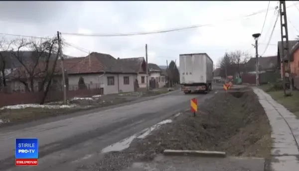 Localnicii care fac treaba primăriei. Gropile, semnalizate cu indicatoare improvizate