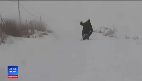 Probleme mari în zonele afectate de ninsori. Două persoane au murit înghețate