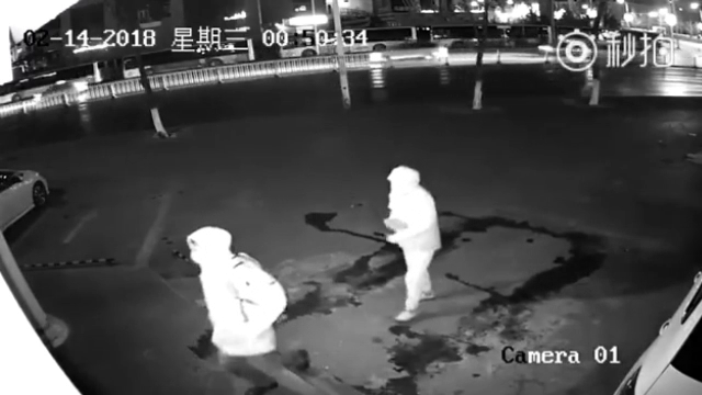 Pățania a doi indivizi care au încercat să fure dintr-un magazin din Shanghai