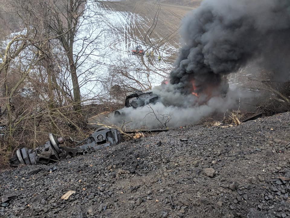 Un transportor de autoturisme a deraiat și a fost cuprins de flăcări: 2 persoane rănite