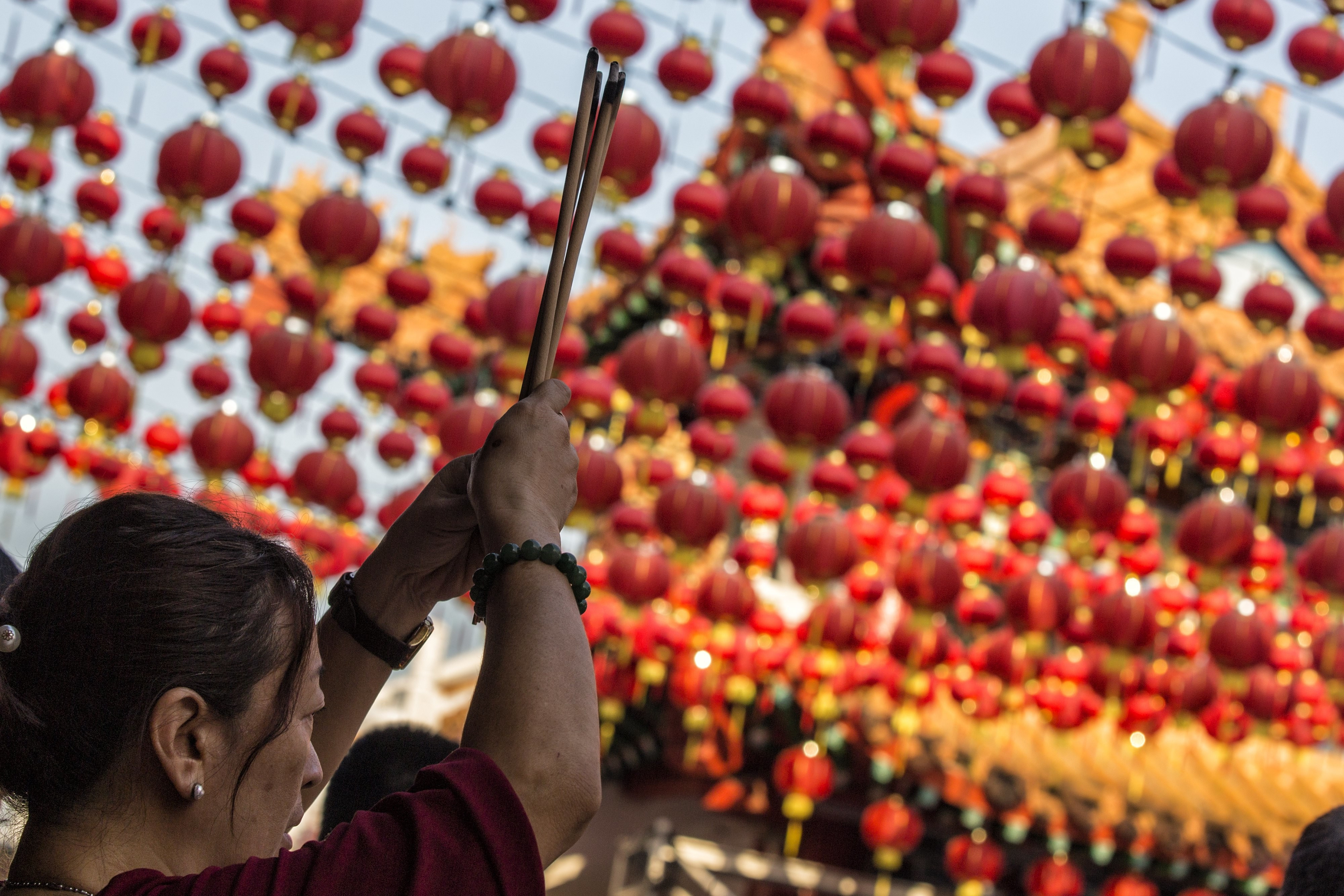 Festivități de anul nou chinezesc. Oamenii au adus un omagiu strămoșilor și zeităților, în temple