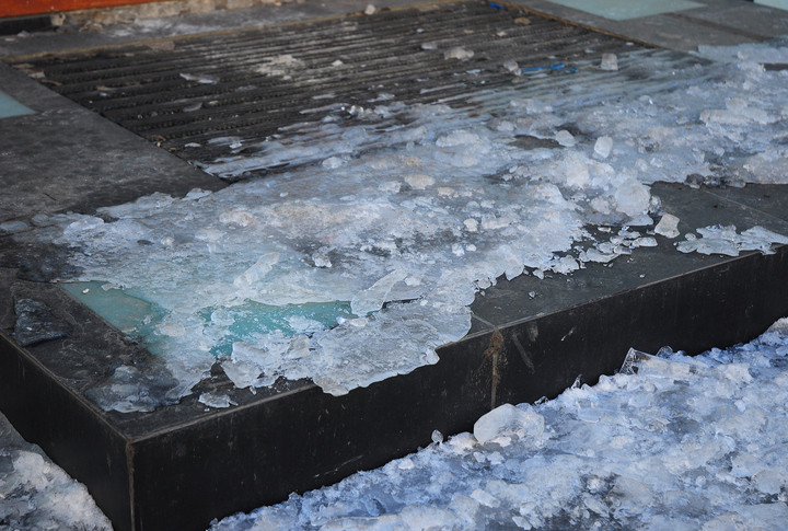 Daunele primite de un pensionar din Iaşi care a alunecat pe gresia din faţa farmaciei