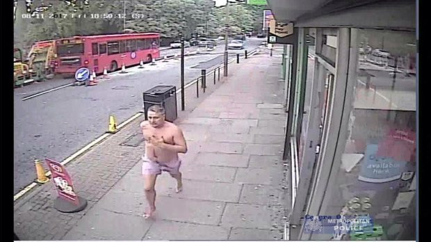 A ieşit pe stradă doar în pantaloni scurţi şi a înjunghiat mortal un pieton. Ce consumase